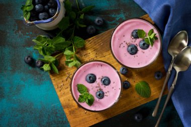Kayrak sekmesinde yaban mersini ile bir bardak Sağlıklı Chia tohumlu puding
