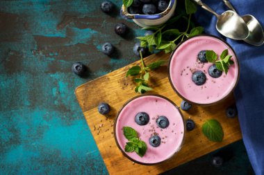 Kayrak sekmesinde yaban mersini ile bir bardak Sağlıklı Chia tohumlu puding