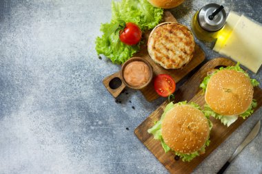 Lezzetli ızgara burger, chi pirzama ile hamburger sandviç
