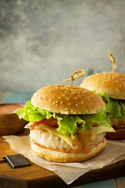 Tavuk eti pirzisi ile iki ev yapımı burger, eritilmiş peynir,