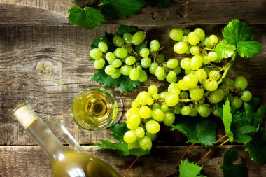 Şarap konsepti. Bardak, şişe, vintage b üzüm beyaz şarap