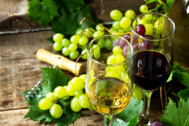 Şarap konsepti. Beyaz ve Kırmızı şarap bardak, şişe, v üzüm