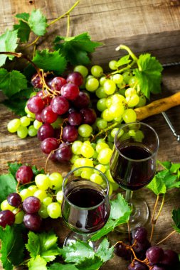 Şarap konsepti. Gözlükkırmızı şarap, şişe, vintage bac üzüm