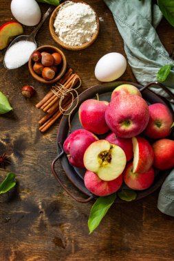 Elma pişirme mevsimlik kavram. Elmalı turta (kırmızı ap) için malzemeler