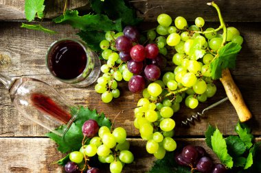 Şarap konsepti. Gözlükkırmızı şarap, şişe, vintage bac üzüm