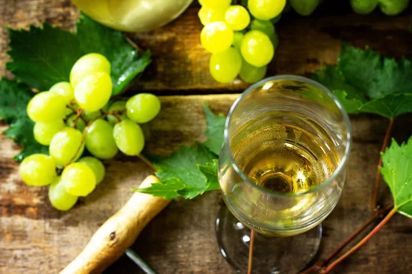 Concept de vin. Vin blanc en verres, bouteille, raisin sur millésime b — Photo