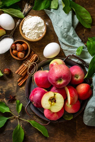 Mela cottura concetto stagionale. Ingredienti per la torta di mele (ap rosso — Foto Stock