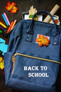 Okul konseptine geri dönelim. Ta mavi sırt çantası ile Okul malzemeleri