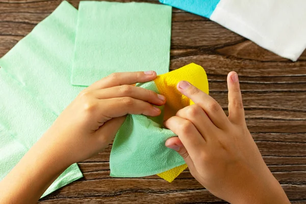 L'enfant ajoute une fleur à partir de serviettes. Mise en table festive. Han ! — Photo