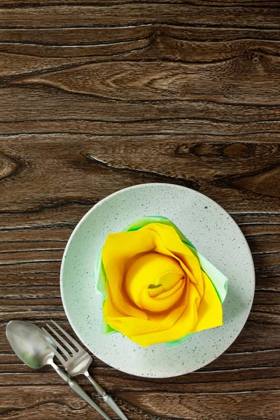 Festlich gedeckt. kulinarischer Hintergrund mit Serviette und leeren — Stockfoto