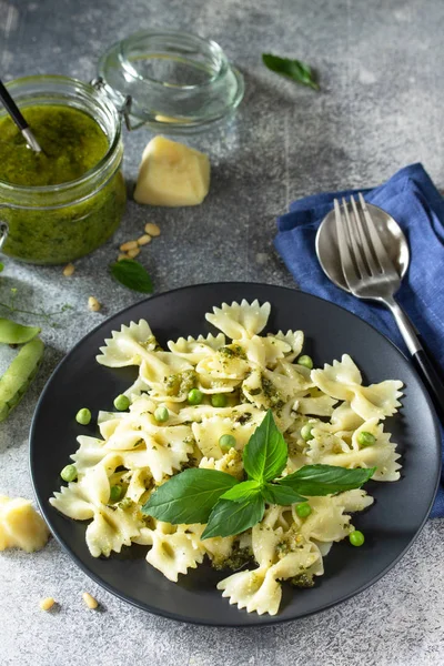 Sağlıklı İtalyan mutfağı. Yeşil bezelye ve pesto soslu makarna i