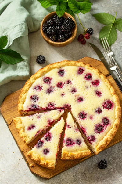 Zelfgemaakte Berry Pie. Zoete taart, taart met verse BlackBerry. Delic — Stockfoto