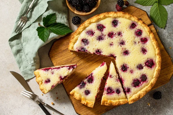 Ev yapımı Berry turtası. Tatlı turta, taze böğürtlenli turta. Doğan