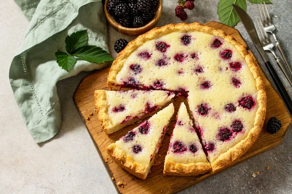 Zelfgemaakte Berry Pie. Zoete taart, taart met verse BlackBerry. Delic — Stockfoto