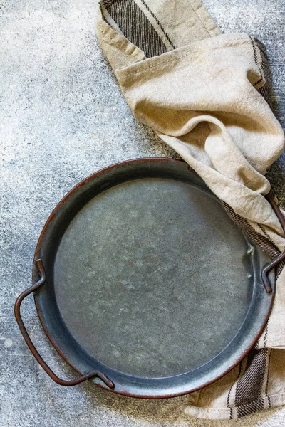 Кулінарний фон з порожньою тарілкою на шифері, камені або консолі — стокове фото
