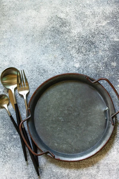 Кулінарний фон з порожньою ложкою для тарілок та ножем на — стокове фото