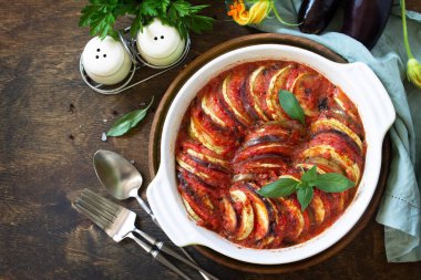 Sağlıklı ve diyet gıda kavramı. Ratatouille, vejetaryen yemek