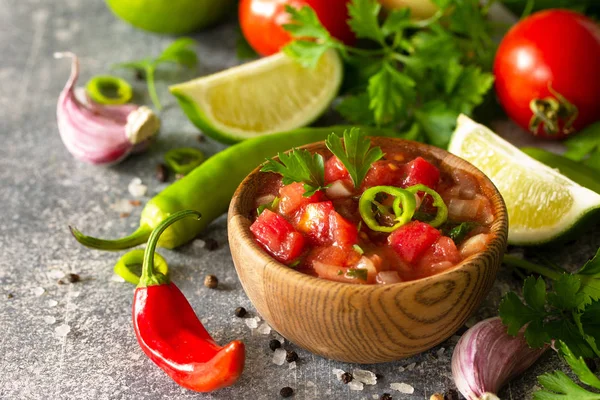 Традиційні латиноамериканські мексиканські соус Сальса з інгредієнтами — стокове фото
