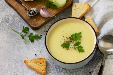 Vejetaryen yemek. Diyet Lezzetli Yaz krema çorbası Kabak bir l