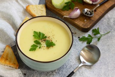 Vejetaryen yemek. Diyet Lezzetli Yaz krema çorbası Kabak bir l