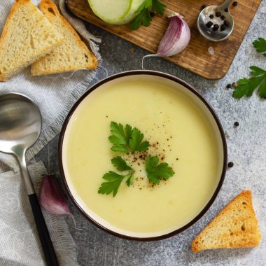 Vejetaryen yemek. Diyet Lezzetli Yaz krema çorbası Kabak bir l