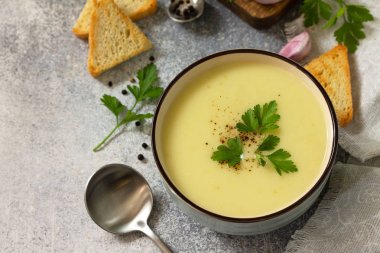 Vejetaryen yemek. Diyet Lezzetli Yaz krema çorbası Kabak bir l