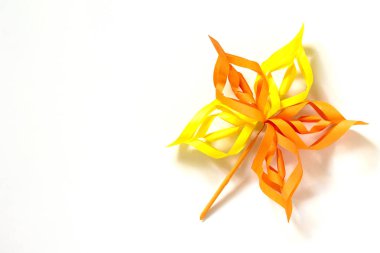 Sonbahar dekoru. Kağıttan El Sanatları Çocuklar beyaz b izole