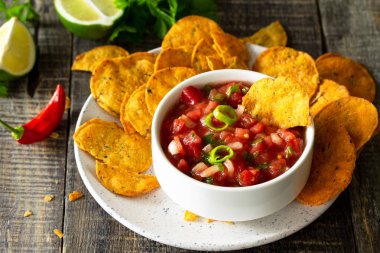 Ahşap tabl salsa daldırma ile kase lezzetli meksika nachos cips