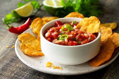 Ahşap tabl salsa daldırma ile kase lezzetli meksika nachos cips