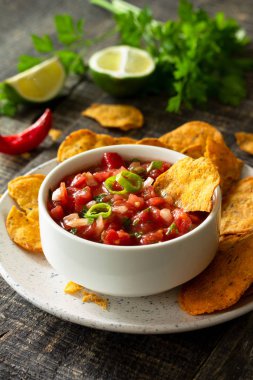 Ahşap tabl salsa daldırma ile kase lezzetli meksika nachos cips