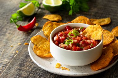 Ahşap tabl salsa daldırma ile kase lezzetli meksika nachos cips