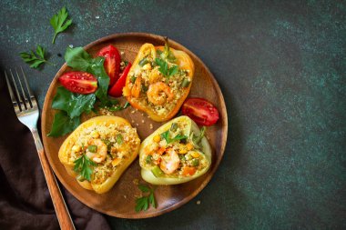Vejetaryen yemek. Biber Quinoa, karides ve vegeta ile doldurulmuş