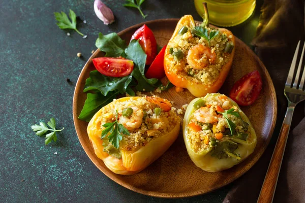 Vegetarische schotel. Paprika gevuld met quinoa, garnalen en Vegeta — Stockfoto