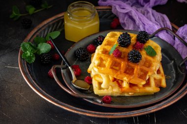 Kahvaltı. Da üzerinde çilek ve bal ile ev yapımı Belçika waffle