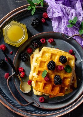 Kahvaltı. Da üzerinde çilek ve bal ile ev yapımı Belçika waffle