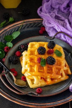 Kahvaltı. Da üzerinde çilek ve bal ile ev yapımı Belçika waffle