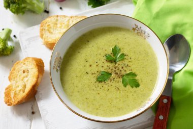 Diyet menüsü. Sağlıklı beslenme konsepti. Brokoli zekâ ile püre çorbası