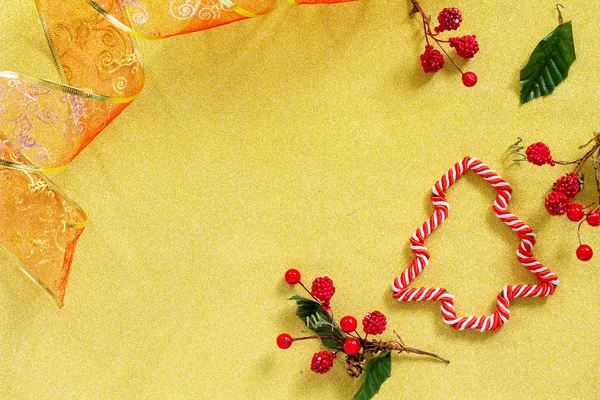 Різдвяна композиція. Новорічна ялинка та декоративні прикраси . — стокове фото