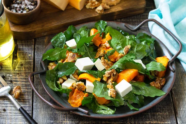 Menú de dieta, comida vegana. Ensalada saludable con calabaza al horno, feta, c — Foto de Stock