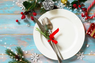Noel masası ayarı. Üzerinde dekor ile festival plaka ve çatal