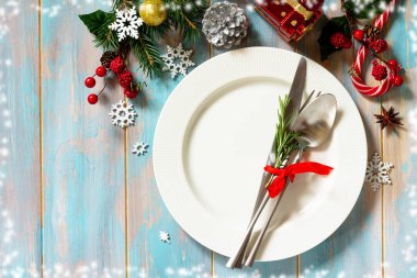 Noel masası ayarı. Üzerinde dekor ile festival plaka ve çatal