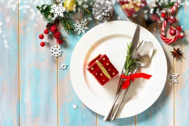 Noel masası ayarı. Üzerinde dekor ile festival plaka ve çatal