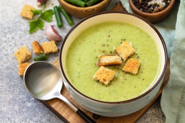 Vejetaryen yemek. Yeşil fasulye diyet lezzetli krema çorbası 