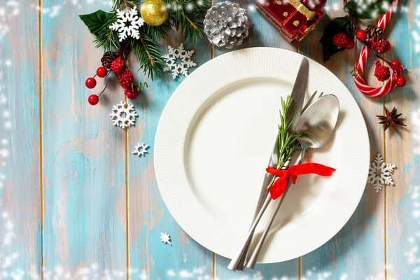 Cenário da mesa de Natal. Prato festivo e talheres com decoração em — Fotografia de Stock