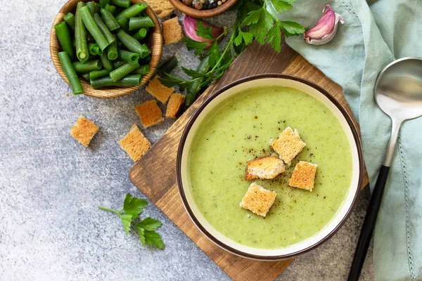 Piatto vegetariano. Dietetica deliziosa crema zuppa di fagiolini su — Foto Stock