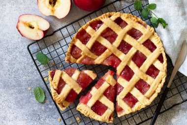 Ev yapımı pişirme. Açık bir taş veya kayrak tabl üzerinde Sonbahar elmalı turta