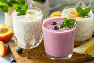 Sağlıklı Chia yakın çekim ayarlayın. Yaban mersini ile bir bardak Puding, wi