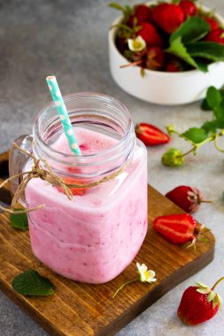 Çilek meyve Yoğurt smoothie veya süt sallamak cam kavanozda bir