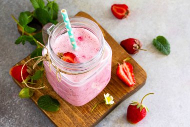 Çilek meyve Yoğurt smoothie veya süt sallamak cam kavanozda bir