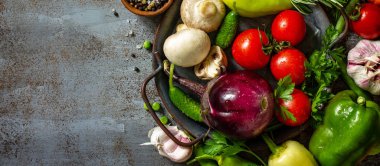 Organik gıda arka planı. Çeşitli çiğ organik sebzeler, sağlık